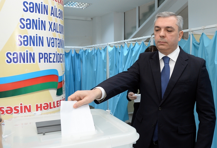 Leiter der aserbaidschanischen Präsidialverwaltung Samir Nuriyev stimmt in Wahllokal Nr.34