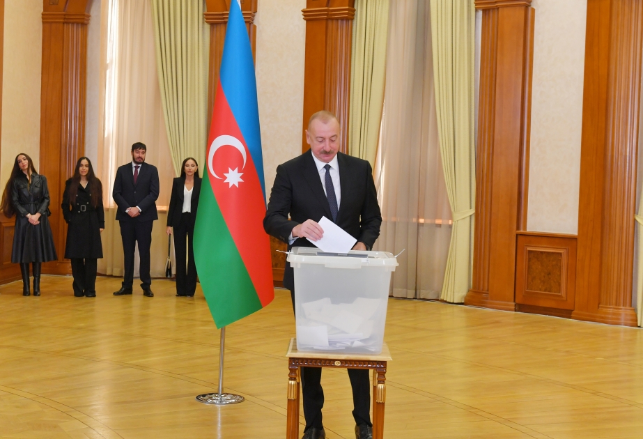 El Presidente Ilham Aliyev y los miembros de su familia votaron en Khankandi