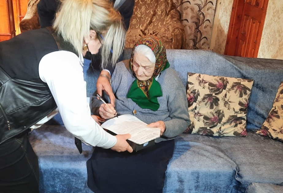 105 yaşlı Ceyran nənənin evinə daşınan seçki qutusu aparılıb VİDEO