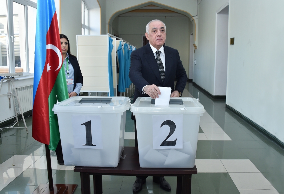 El Primer Ministro de Azerbaiyán votó en el colegio electoral 2