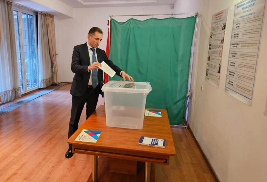 Azerbaijan citizens in Romania exercise their voting rights