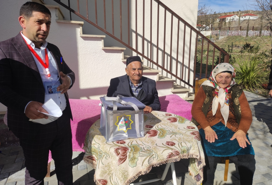 Talış kəndinin ən yaşlı sakinlərinin evinə daşınan seçki qutusu aparılıb