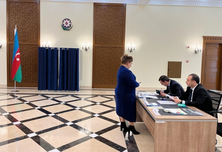 Избиратели активно голосуют в посольстве Азербайджана в Туркменистане