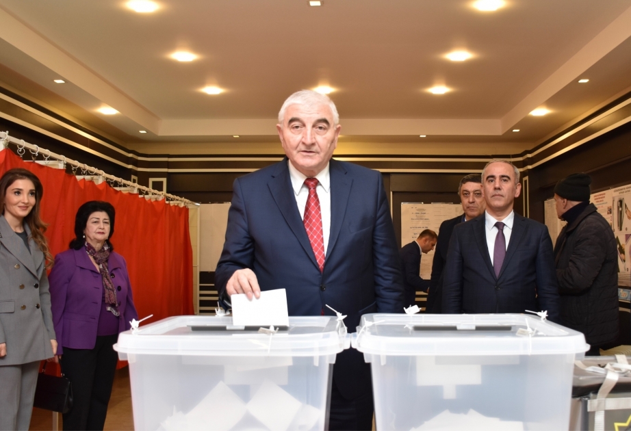 Mərkəzi Seçki Komissiyasının sədri 31 saylı seçki məntəqəsində səs verib
