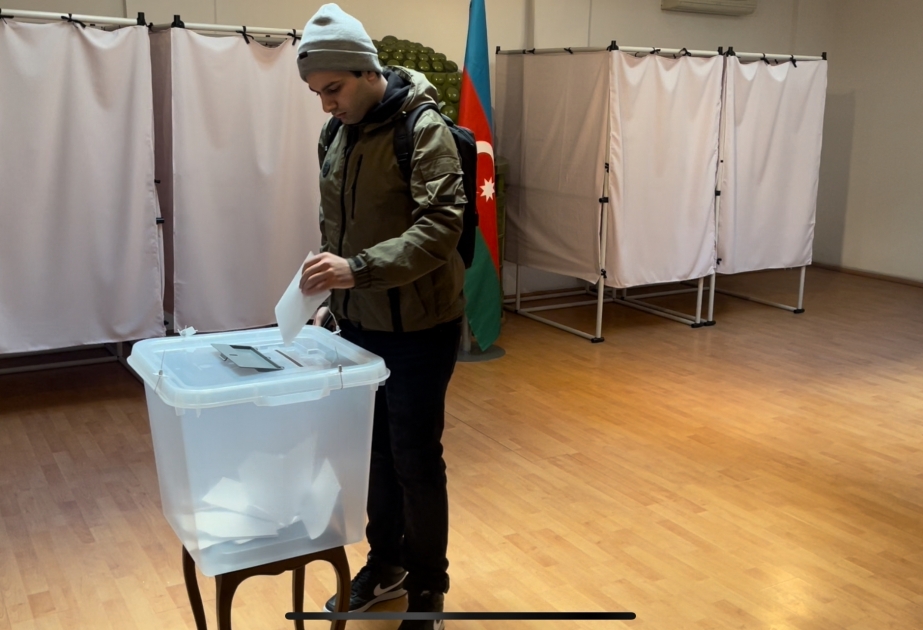 Azərbaycanın Macarıstandakı səfirliyində növbədənkənar prezident seçkiləri üzrə səsvermə davam edir VİDEO