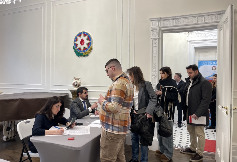 Snap presidential election: Azerbaijani citizens in United Kingdom exercise their voting rights