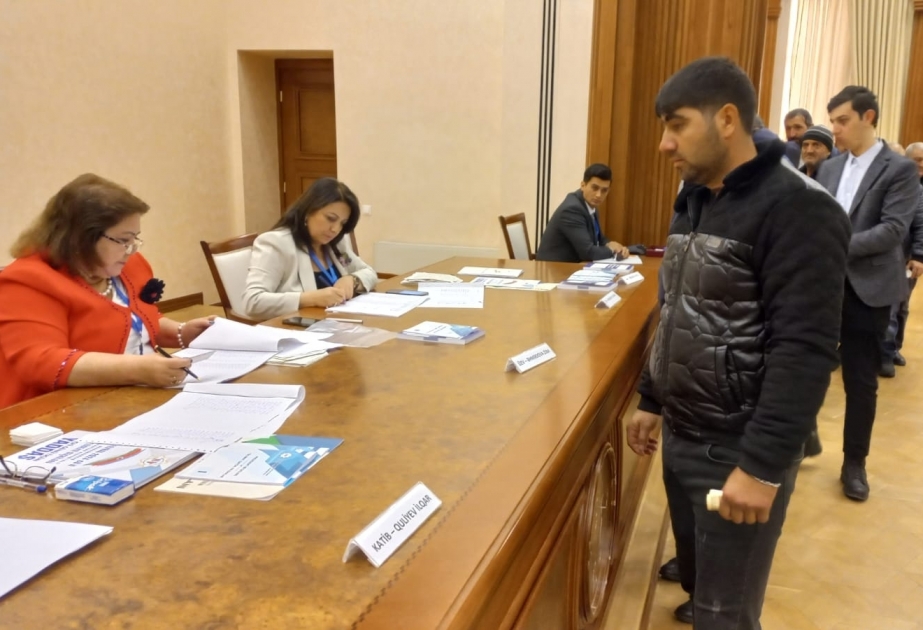 الناخبون يدلون بأصواتهم في خانكندي لأول مرة