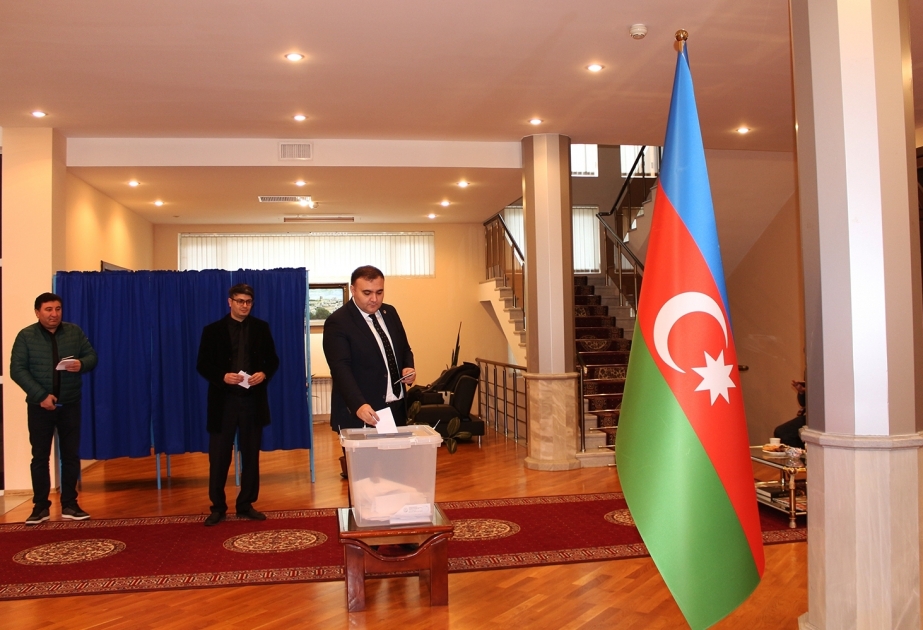 Votantes participan activamente en la votación en la Embajada de Azerbaiyán en Uzbekistán