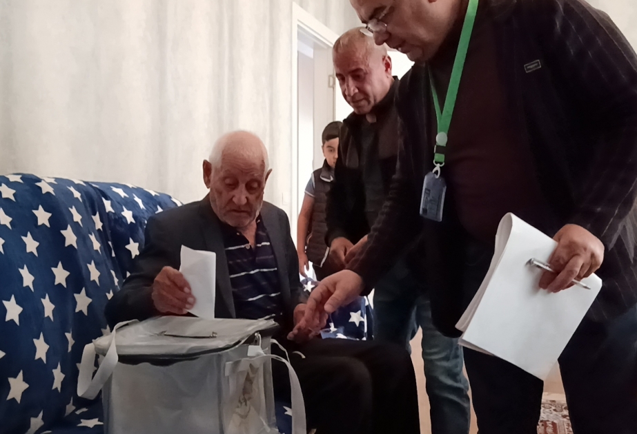 Ağalıda səhhəti ilə bağlı məntəqəyə gələ bilməyən sakinlər evlərində səs veriblər