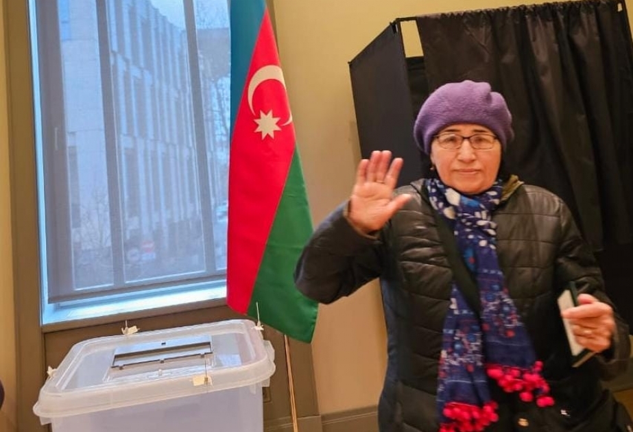 Vilnüsdə azərbaycanlı nənə ilə nəvə də səsverməyə qatılıblar