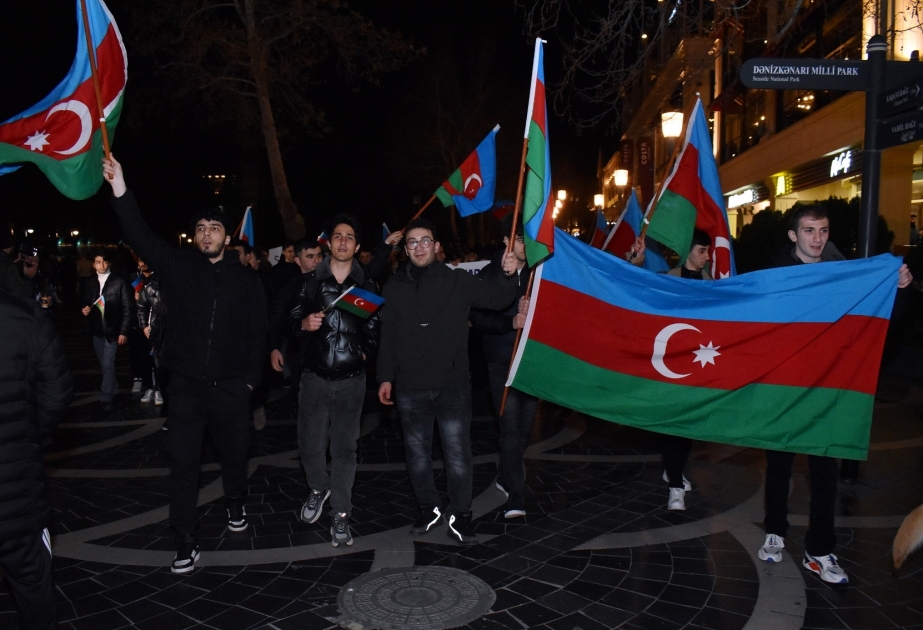 La procesión tiene lugar en el Bulevar Litoral en honor de la convincente victoria electoral del Presidente Ilham Aliyev