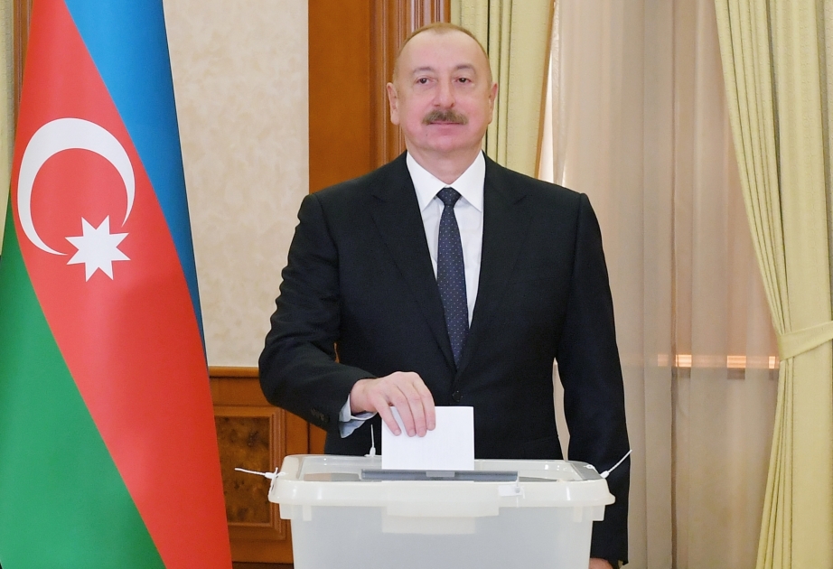 阿塞拜疆总统大选候选人祝贺伊利哈姆·阿利耶夫在选举中胜出