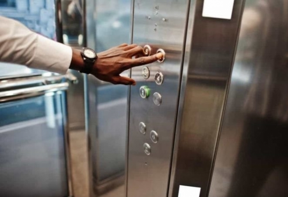 Yaşayış binasındakı liftdə köməksiz vəziyyətdə qalan vətəndaşlar xilas edilib