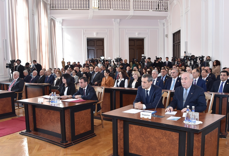 Konstitusiya Məhkəməsi Plenumunun iclasında hakimlər müşavirəyə gediblər YENİLƏNİB