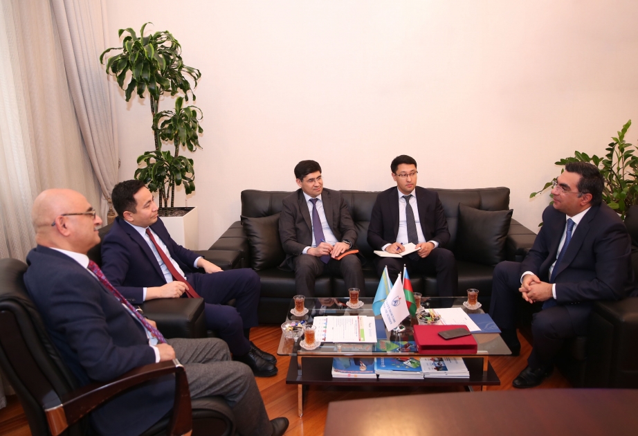 Embajador de Kazajistán en Azerbaiyán visita la Escuela Superior de Petróleo de Bakú