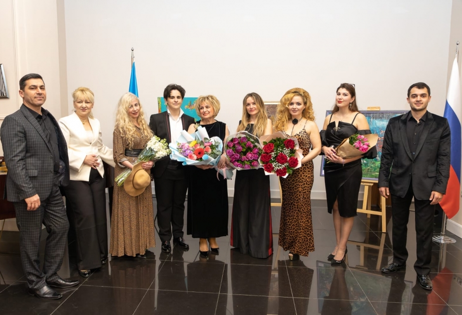 Выставка художницы Элины Лободенко открылась в Русском доме в Баку