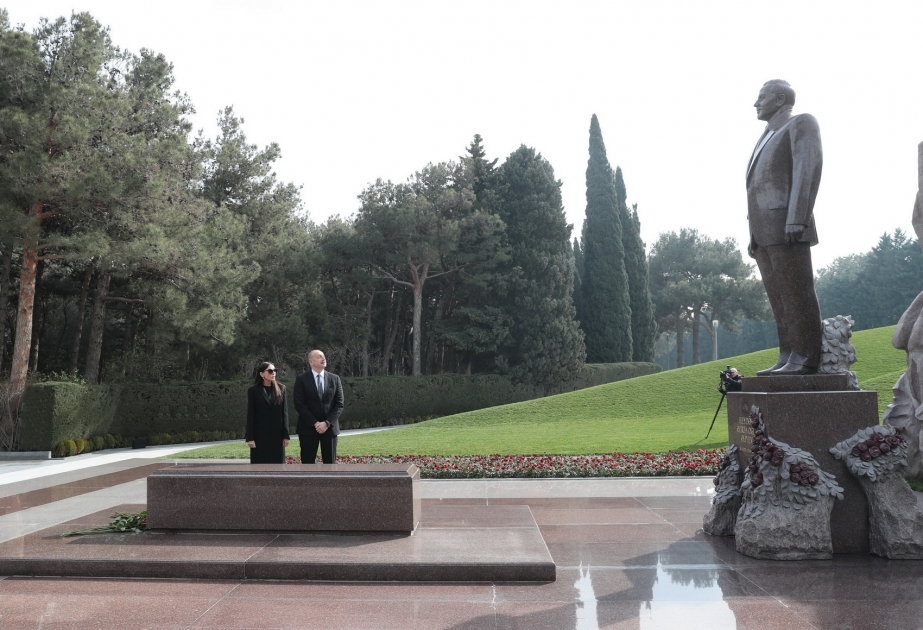 Hommage à la mémoire du Leader national Heydar Aliyev VIDEO