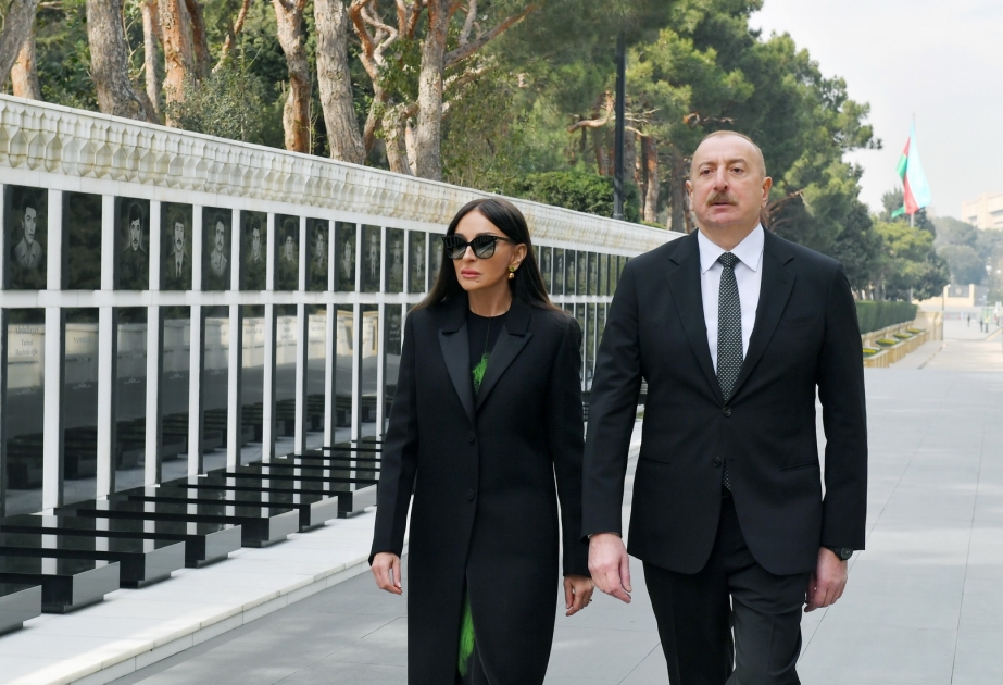 Aserbaidschans Präsident Ilham Aliyev und First Lady Mehriban Aliyeva besuchen Märtyrerallee VIDEO