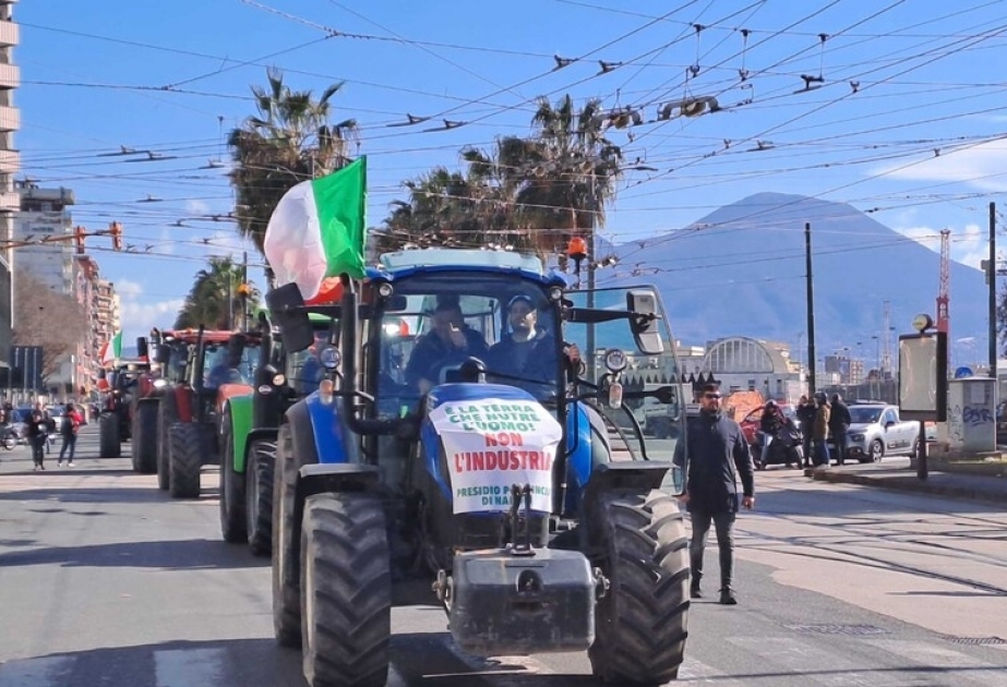 İtaliyalı fermerlər Neapol küçələrində traktorlarla dövrə vurublar