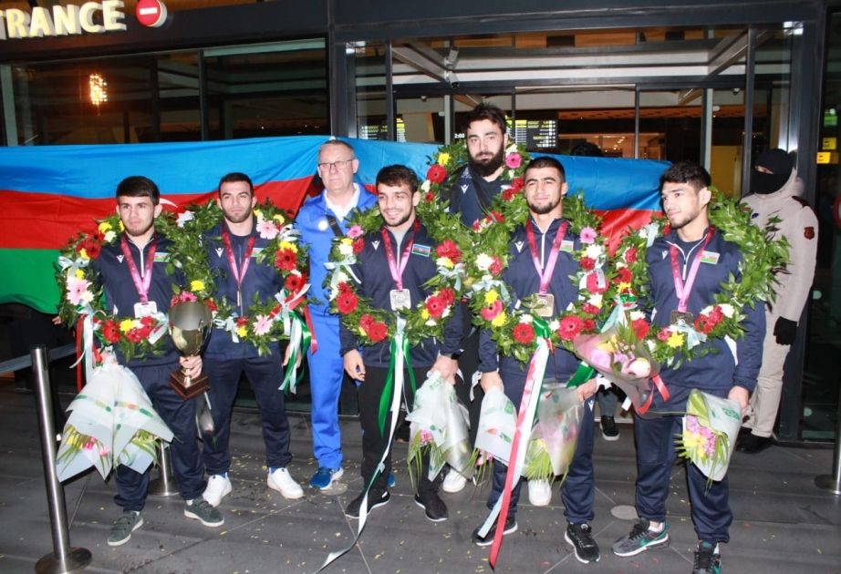 Avropa çempionatında ikinci yeri tutan Azərbaycan güləşçiləri Vətənə dönüblər