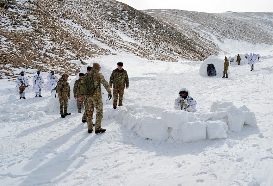 Azerbaijan Army’s Chief of General Staff inspects training of commandos in mountainous terrain and severe winter conditions