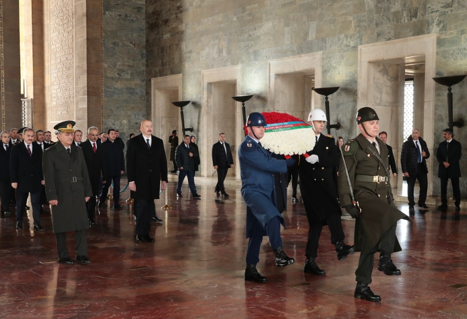 Aserbaidschans Präsident Ilham Aliyev besucht Anitkabir VIDEO