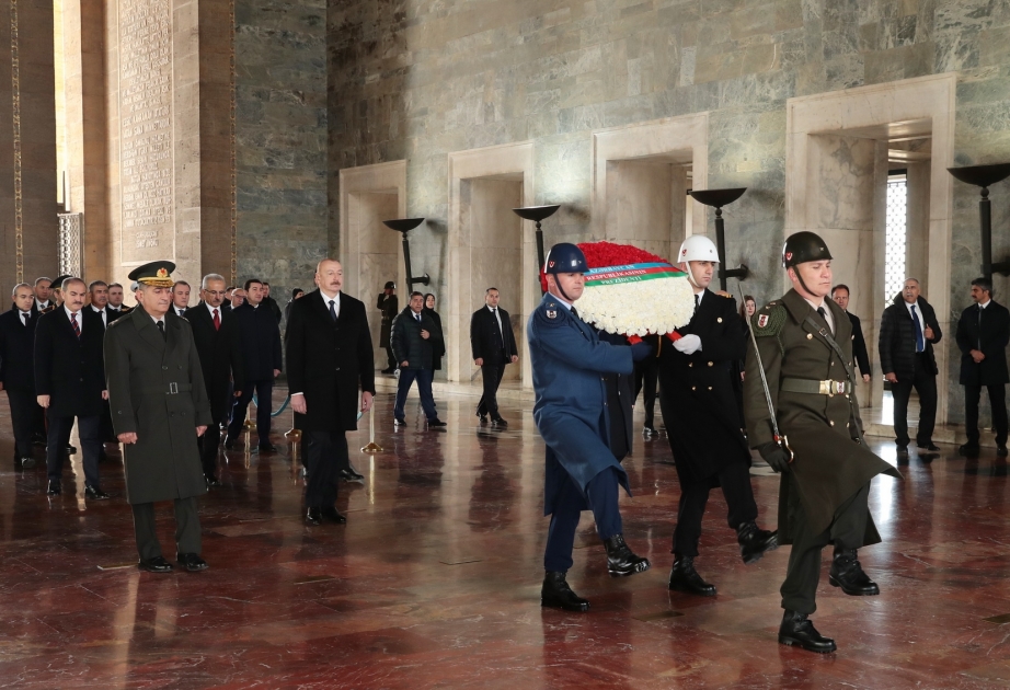 Presidente Ilham Aliyev visita el mausoleo de Anıtkabir en Ankara