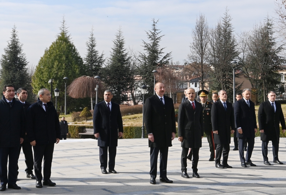 Prezident İlham Əliyev Ankarada Ulu Öndər Heydər Əliyevin abidəsini ziyarət edib YENİLƏNİB VİDEO