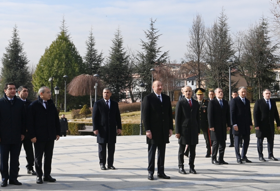 Präsident Ilham Aliyev besucht Denkmal von Heydar Aliyev in Ankara VIDEO