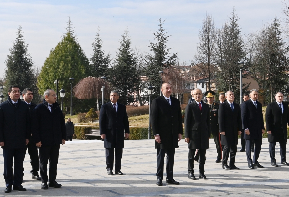Presidente Ilham Aliyev visita el monumento al Gran Líder Heydar Aliyev en Ankara