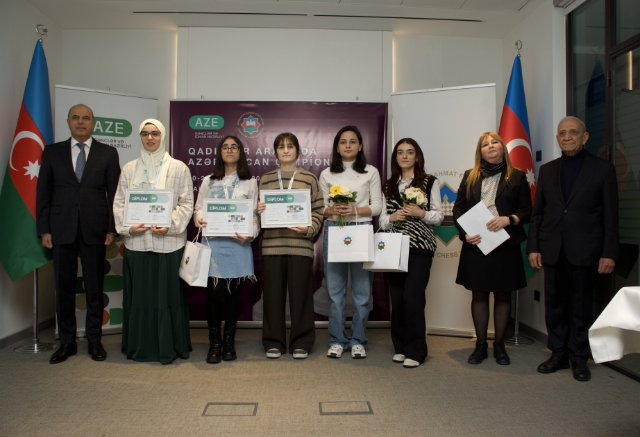 Ölkə çempionatında yer tutan şahmatçılar mükafatlandırılıb
