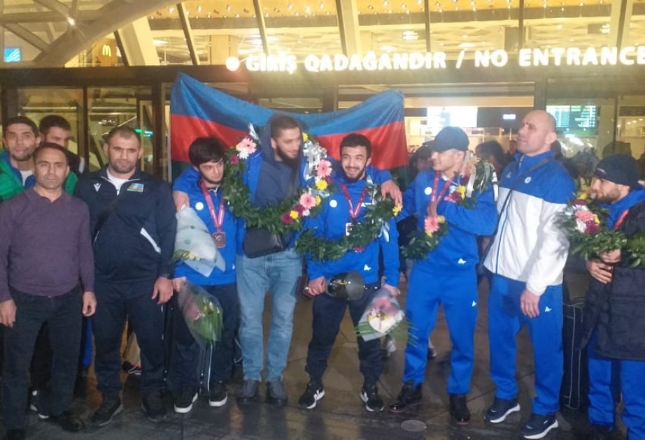 Rumıniyada keçirilən Avropa çempionatında üçüncü olan sərbəst güləşçilərimiz Vətənə dönüblər