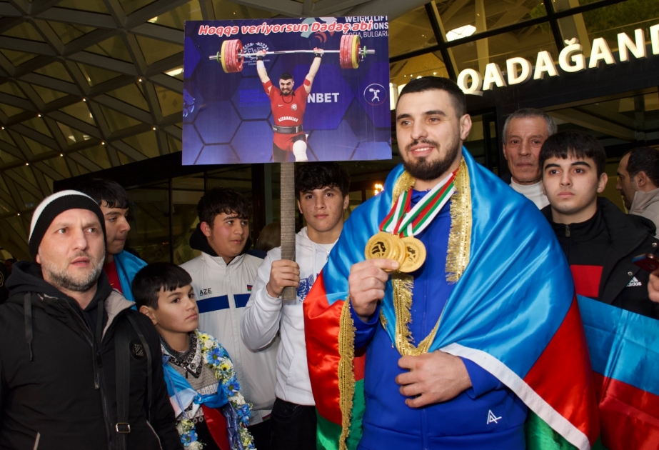 Avropa çempionatında üç qızıl medal qazanan Azərbaycan ağırlıqqaldıranı Vətənə dönüb