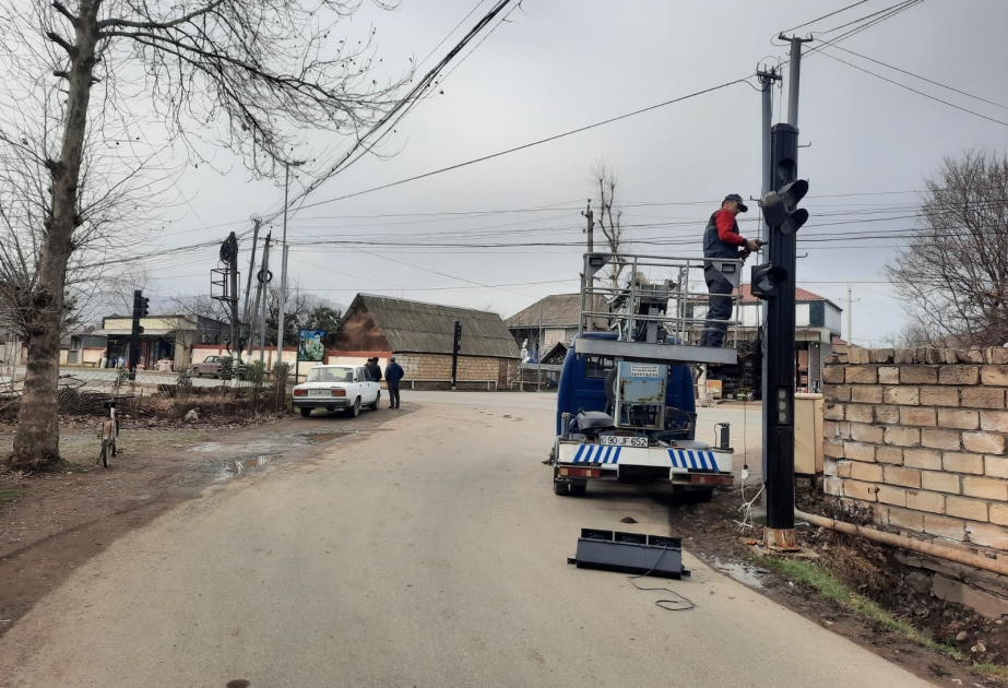 Baş DYP İdarəsi tərəfindən qəza riski olan yol sahələrində yeni işıqforlar quraşdırılib