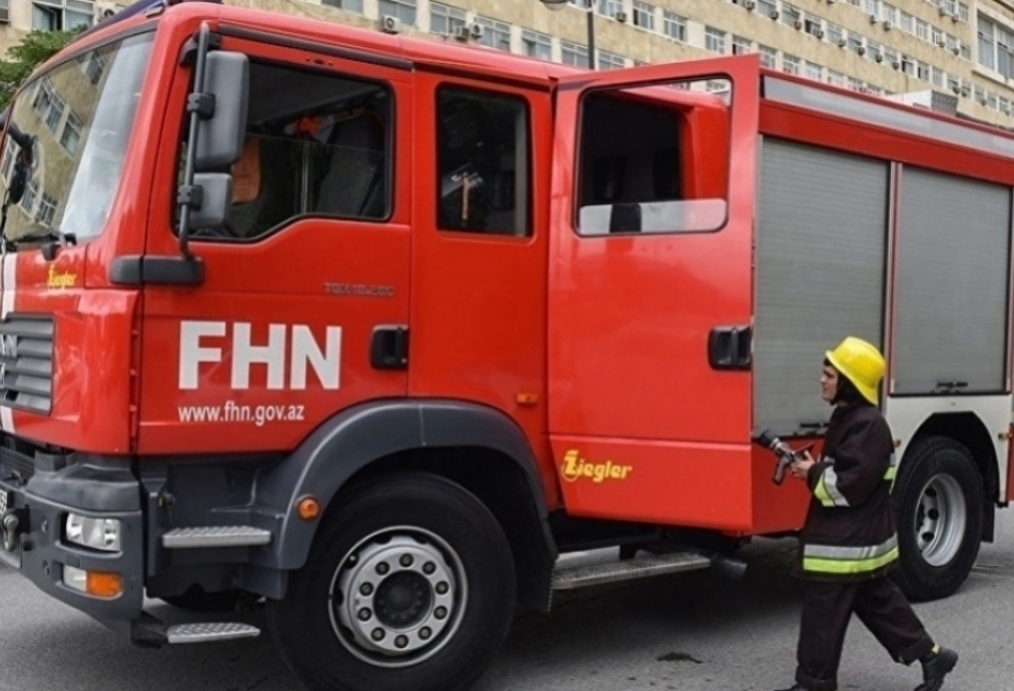 FHN: Xətai rayonunda 17 saylı məktəbin həyətində taxta qırıntıları yanıb