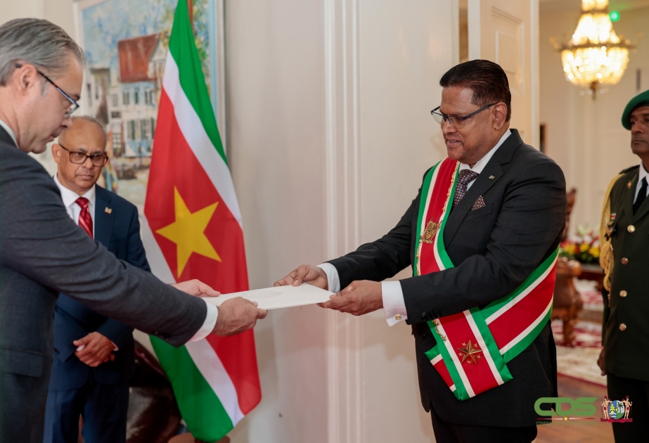 Azərbaycan səfiri etimadnaməsini Surinam Prezidentinə təqdim edib