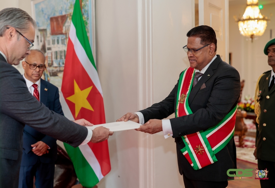 Embajador de Azerbaiyán presenta sus cartas credenciales al Presidente de Surinam