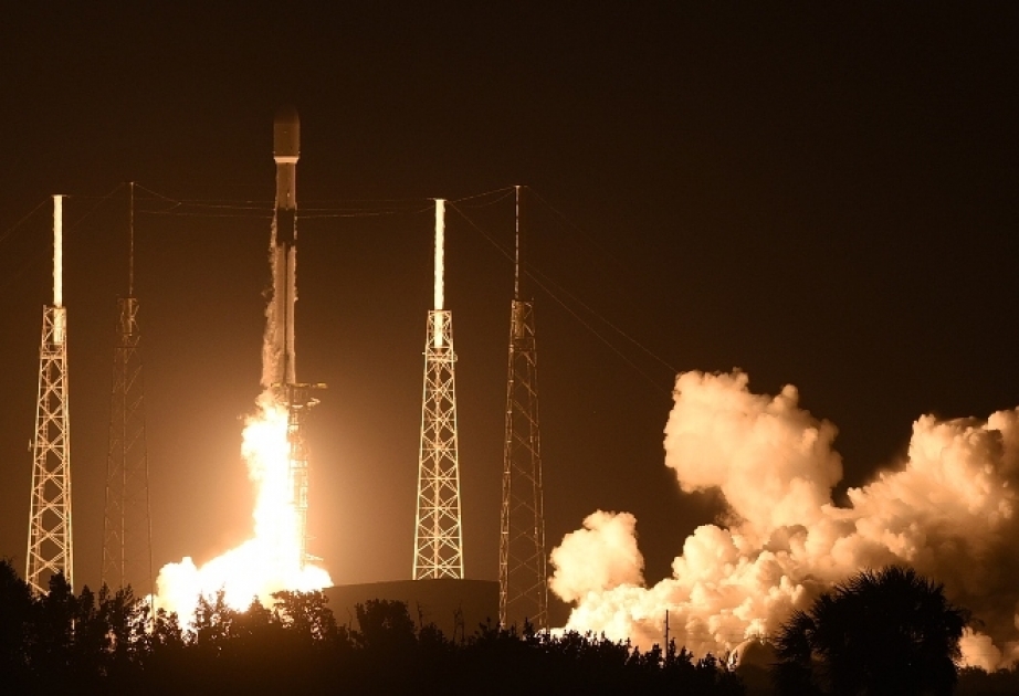 “SpaceX” orbitə daha 22 internet-peyk çıxarıb