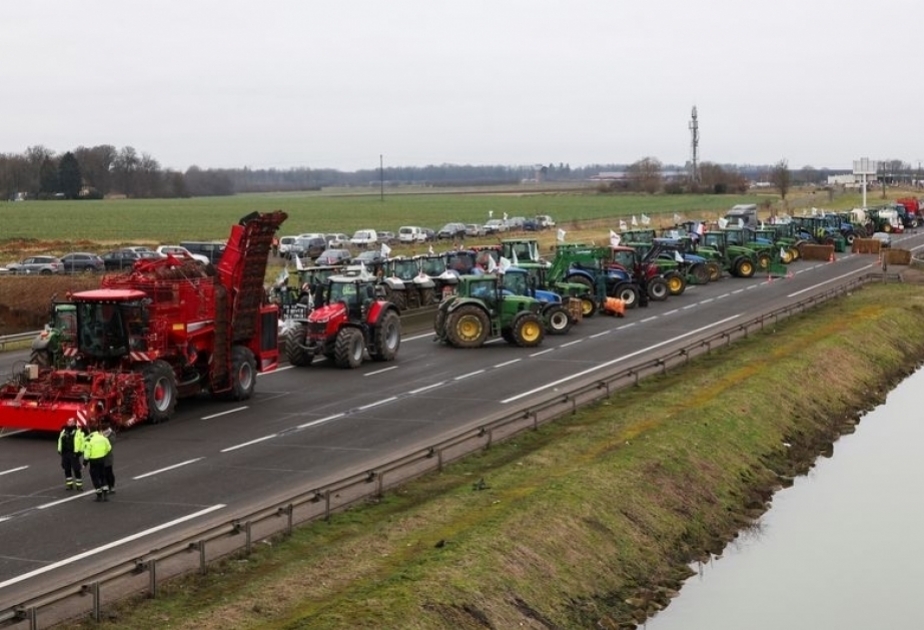 France/Colère des agriculteurs : Des dizaines de tracteurs bloquent le périphérique puis entrent dans Paris