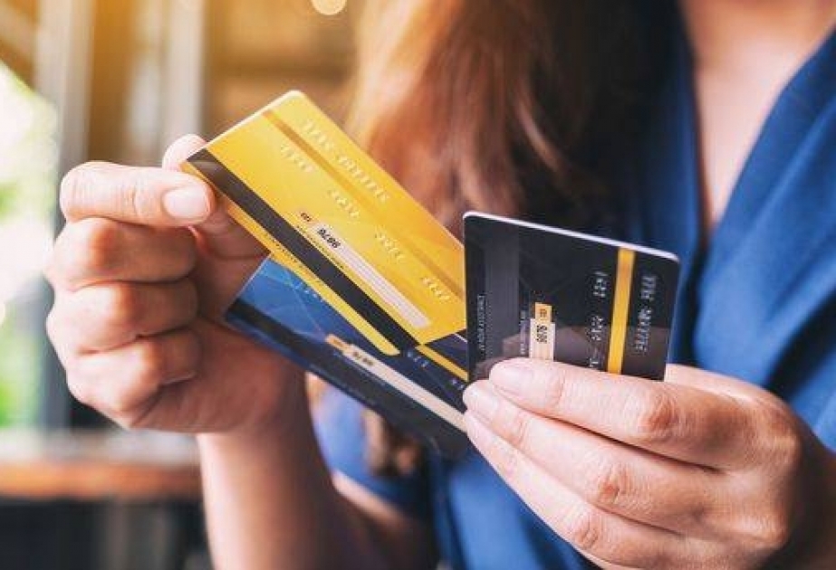 Bank kartından oğurluq etməkdə şübhəli bilinən qadın saxlanılıb