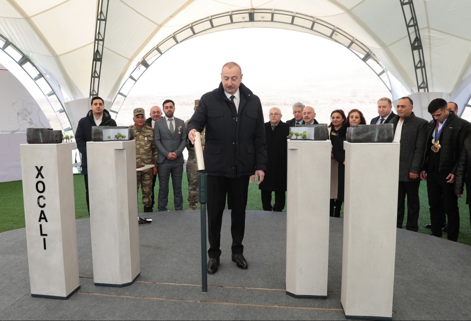 Presidente Ilham Aliyev coloca la primera piedra del monumento a las víctimas del genocidio de Joyalí