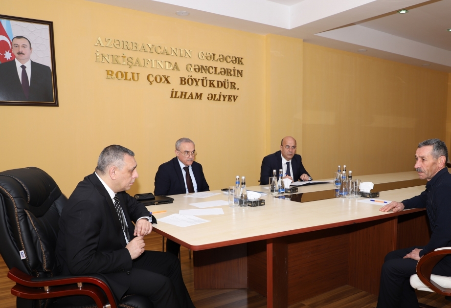 Xidmət rəisi vətəndaşların müraciətlərini dinləyib