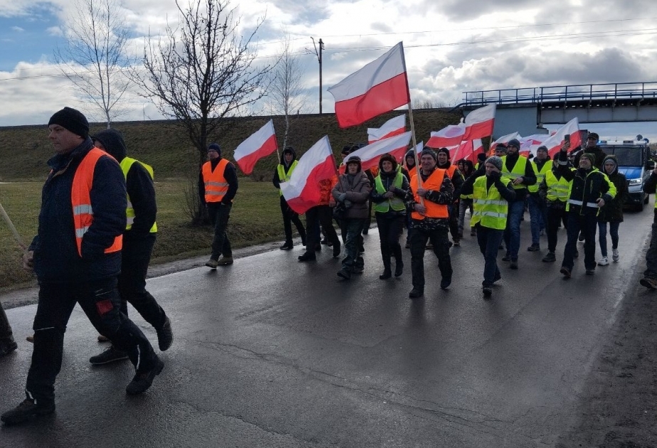 Minlərlə polşalı fermer yürüş keçirmək üçün Varşavaya axışır
