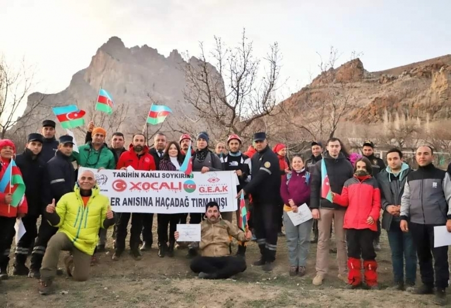 土耳其登山者悼念霍贾雷惨案遇难者
