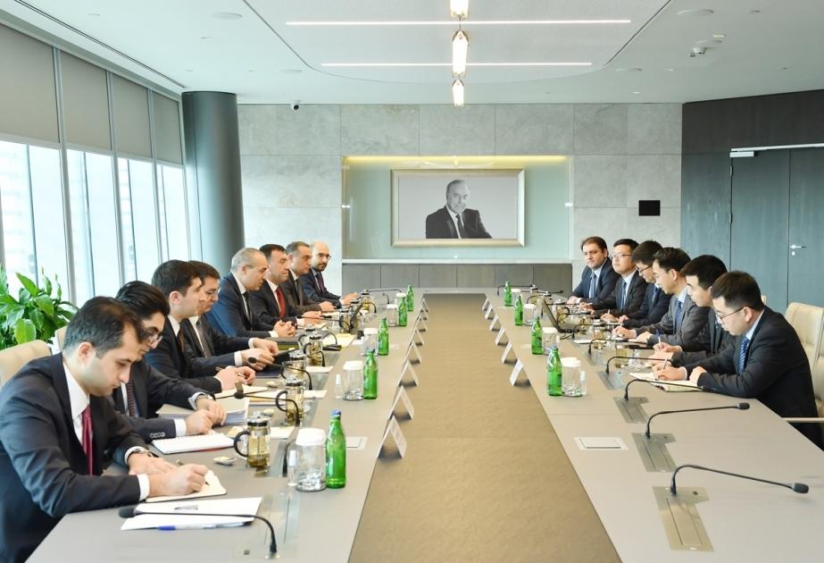 Le ministre azerbaïdjanais de l'Économie rencontre une délégation de Yutong Bus