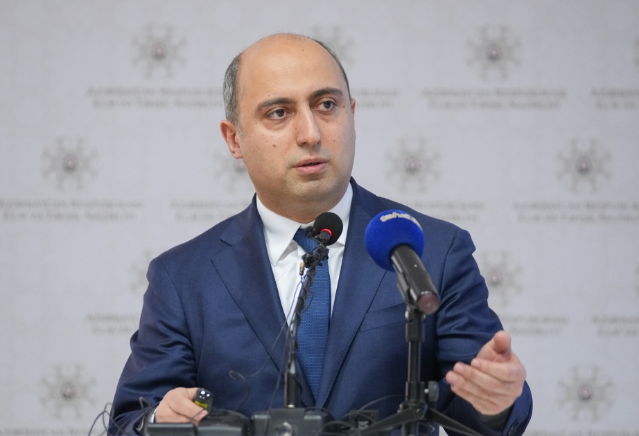 Emin Əmrullayev: Rus bölməsində müəllim çatışmazlığını yaşayırıq