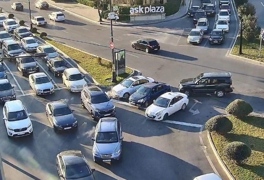 Bakının bir sıra yollarında sıxlıq yaranıb