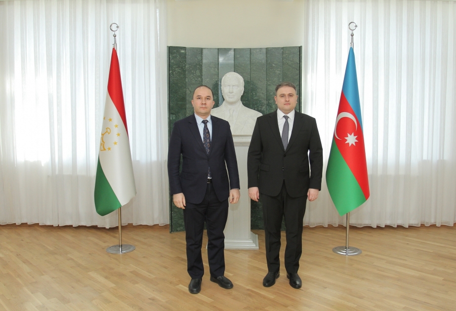 讨论阿塞拜疆-塔吉克斯坦国防工业合作的前景