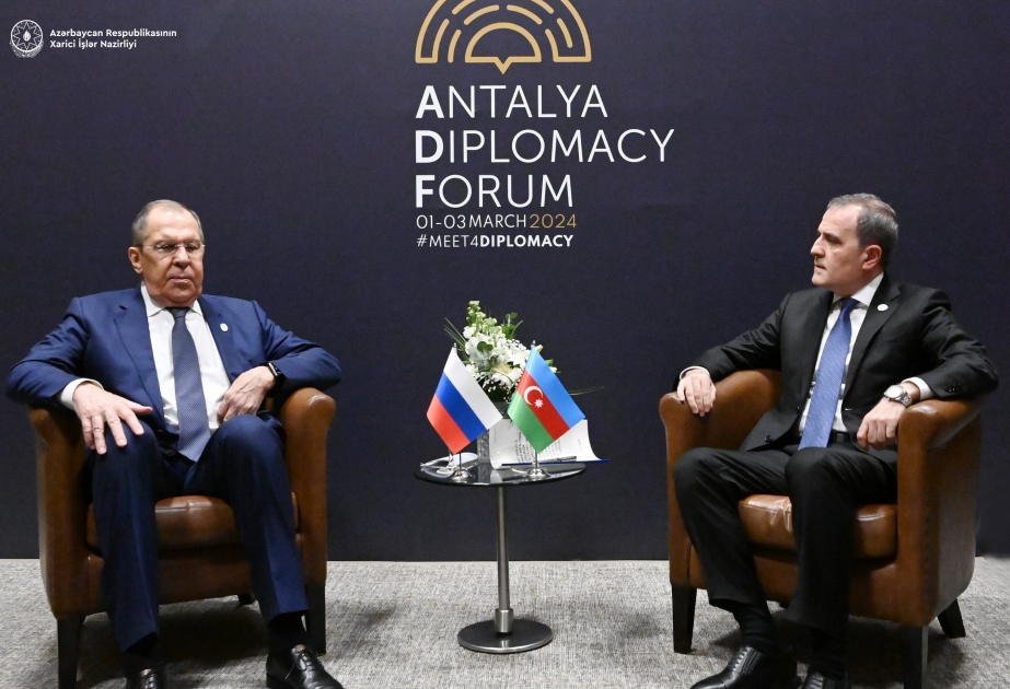 Djeyhoun Baïramov s’entretient avec Sergueï Lavrov à Antalya