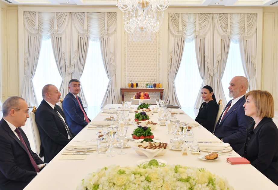 Prezident İlham Əliyevin Albaniyanın Baş naziri ilə geniş tərkibdə görüşü olub VİDEO